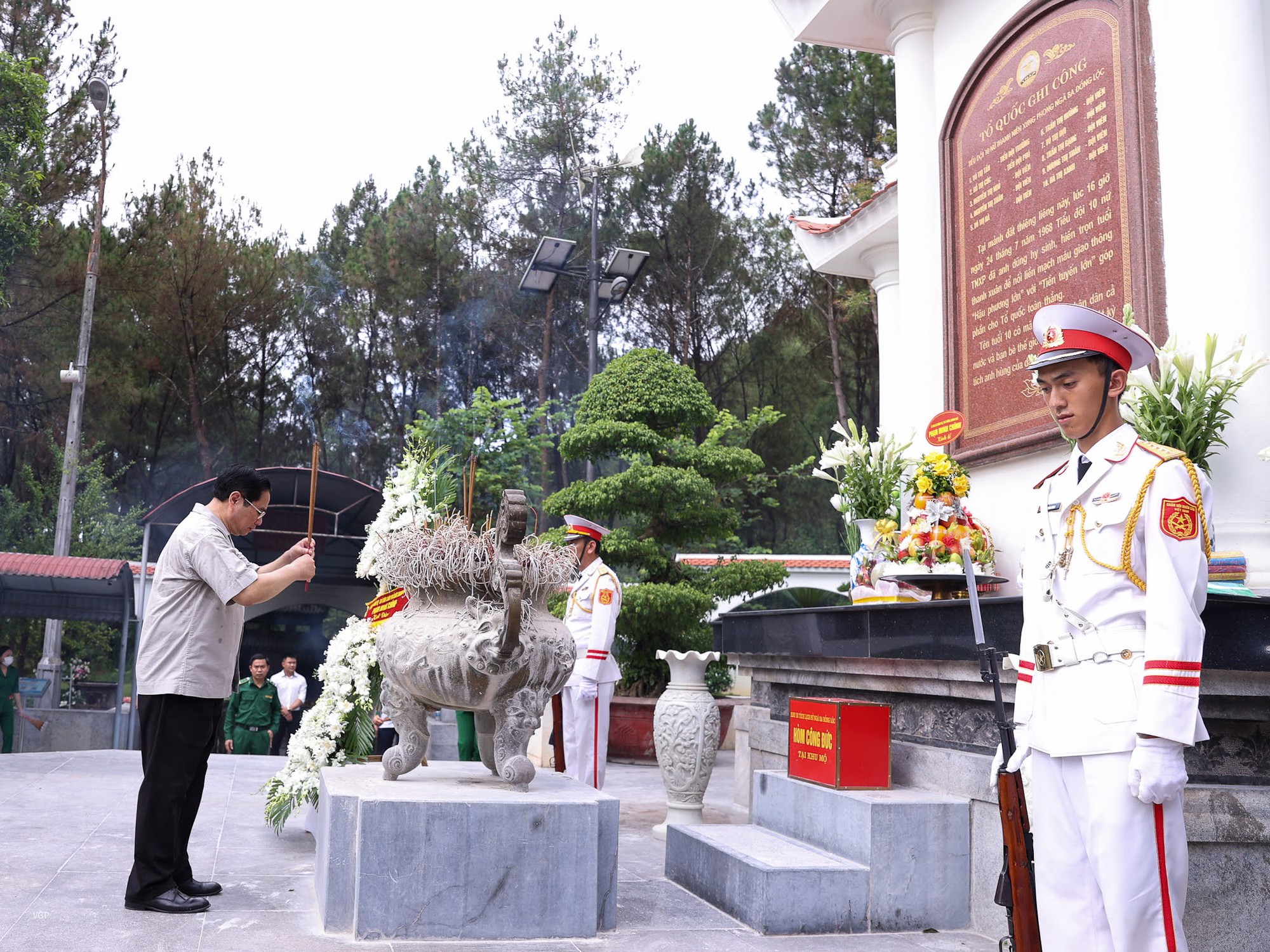 Thủ tướng Phạm Minh Chính dâng hương tại khu di tích Ngã ba Đồng Lộc - Ảnh 2. Thủ tướng Phạm Minh Chính dâng hương tại khu di tích Ngã ba Đồng Lộc - Ảnh 2.