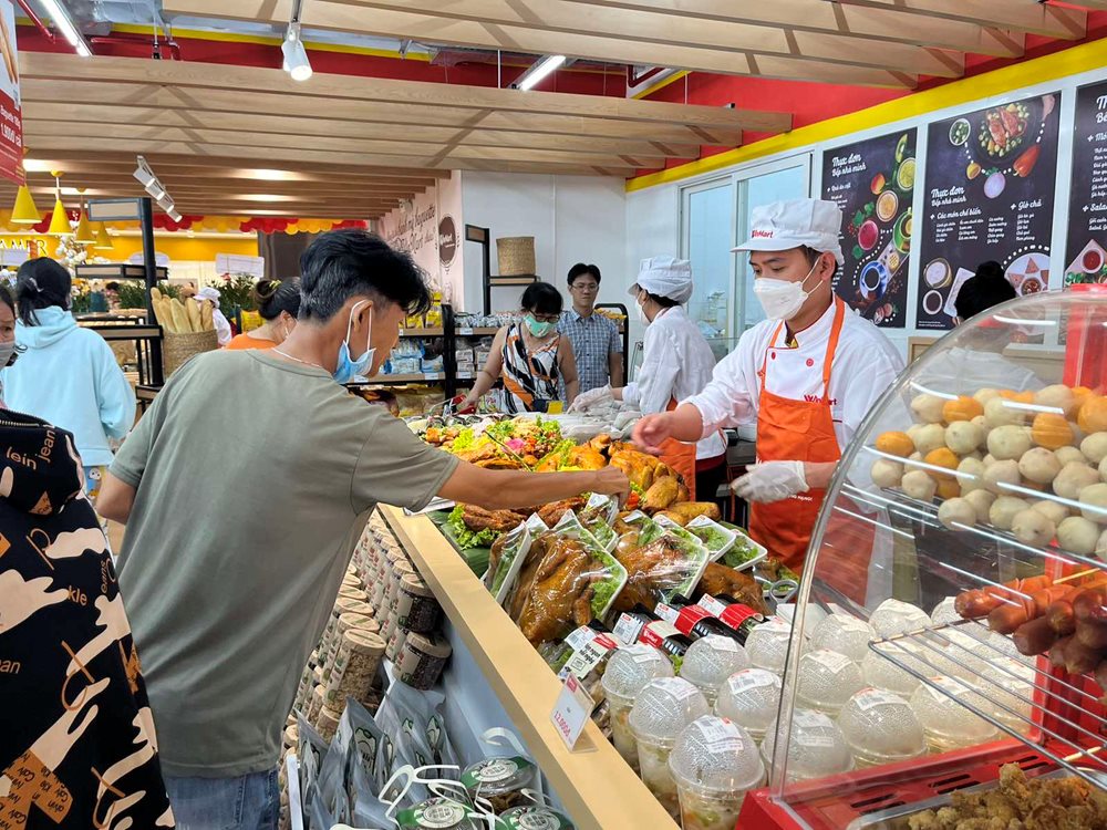 khach-hang-mua-sam-tai-winmart-hung-vuong-my-tho-ngay-khai-truong.jpg