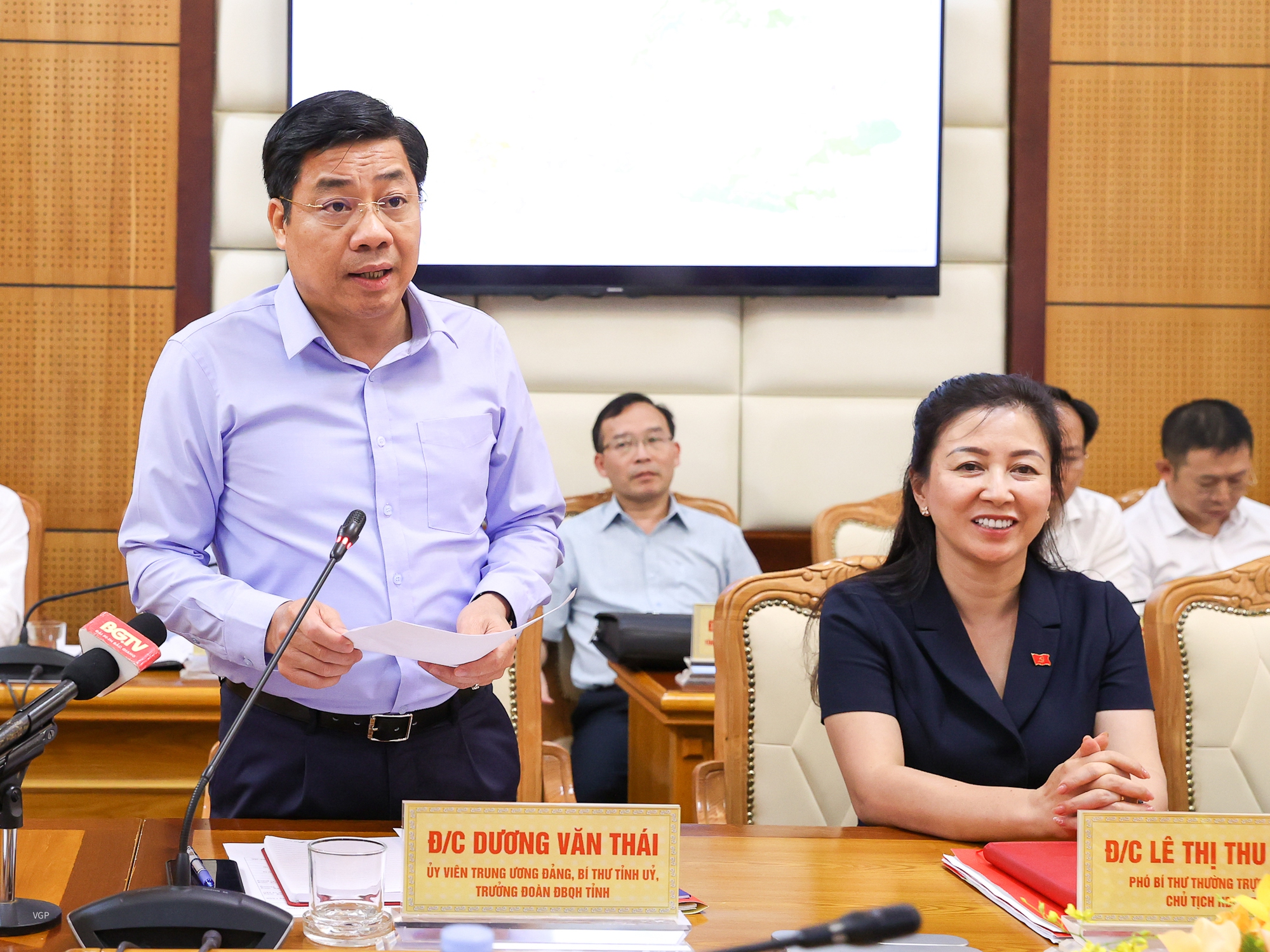 Bắc Giang phát huy mạnh mẽ tinh thần tự lực tự cường, triển khai công việc trọng tâm, trọng điểm - Ảnh 2. Bắc Giang phát huy mạnh mẽ tinh thần tự lực tự cường, triển khai công việc trọng tâm, trọng điểm - Ảnh 2.