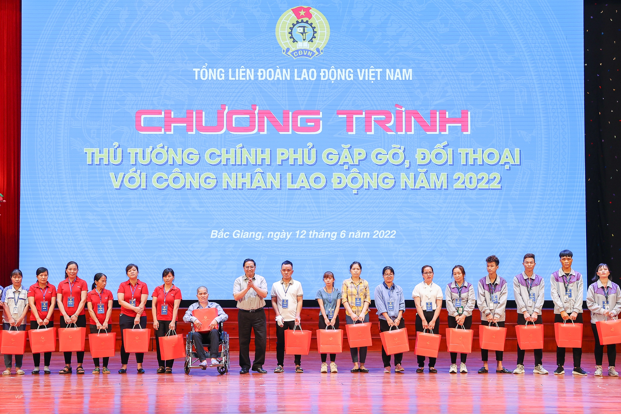Bắc Giang phát huy mạnh mẽ tinh thần tự lực tự cường, triển khai công việc trọng tâm, trọng điểm - Ảnh 7. Bắc Giang phát huy mạnh mẽ tinh thần tự lực tự cường, triển khai công việc trọng tâm, trọng điểm - Ảnh 7.