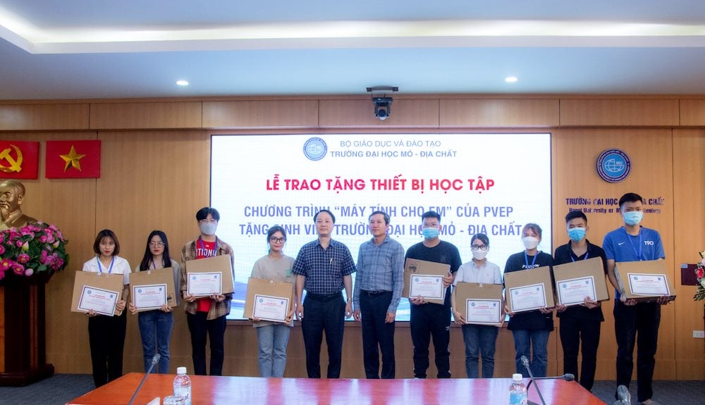 pvep-trao-tang-thiet-bi-hoc-tap-cho-sinh-vien-truong-dai-hoc-mo-dia-chat.png