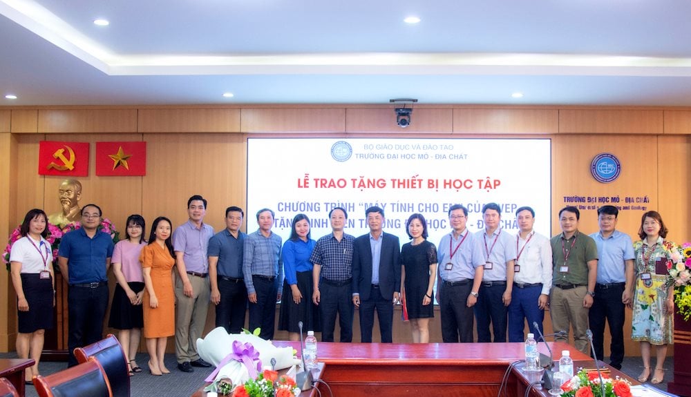 pvep-trao-tang-thiet-bi-hoc-tap-cho-sinh-vien-truong-dai-hoc-mo-dia-chat_1.png