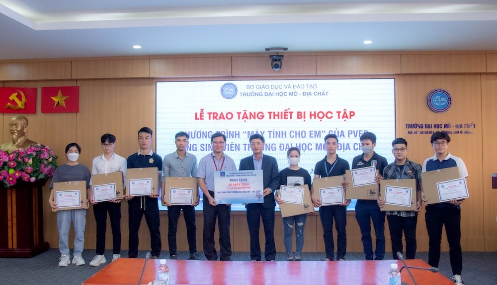 pvep-trao-tang-thiet-bi-hoc-tap-cho-sinh-vien-truong-dai-hoc-mo-dia-chat_2.png