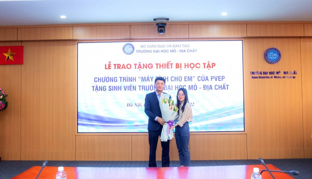 pvep-trao-tang-thiet-bi-hoc-tap-cho-sinh-vien-truong-dai-hoc-mo-dia-chat_3.png