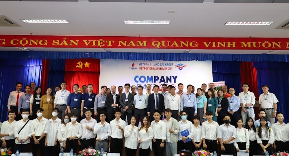 dai-dien-cac-doanh-nghiep-cung-thay-tro-pvu-tai-ngay-hoi-22company-day-2022-22.jpg