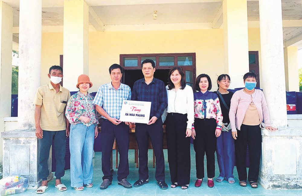doan-cong-tac-cua-bao-tai-nguyen-va-moi-truong-trao-bon-chua-nuoc-cho-nguoi-dan-xa-ngu-phung-phu-quy-binh-thuan-.jpg