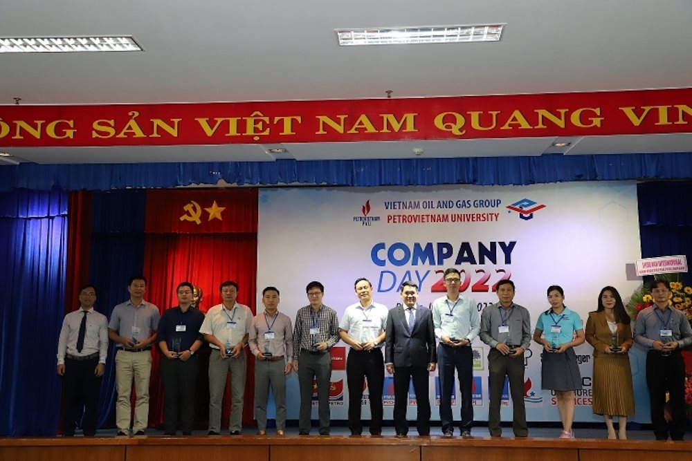ts.-phan-minh-quoc-binh-va-ts.-nguyen-van-hung-trao-ky-niem-chuong-cho-dai-dien-cac-doanh-nghiep-tham-du-company-day-2022.jpg