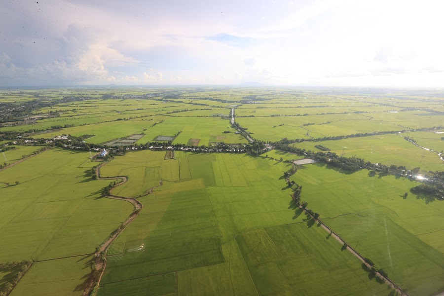 Chùm ảnh: Thủ tướng khảo sát Đồng bằng sông Cửu Long từ trên cao - Ảnh 2. Chùm ảnh: Thủ tướng khảo sát Đồng bằng sông Cửu Long từ trên cao - Ảnh 2.