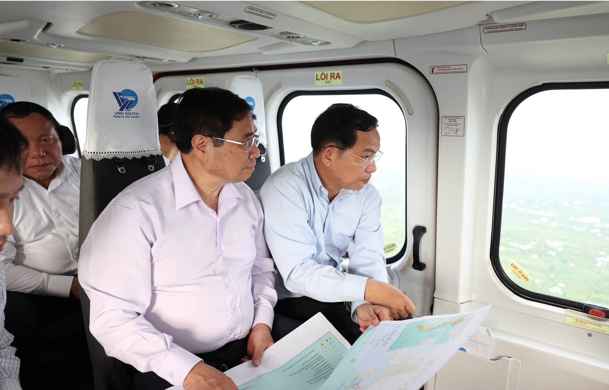 Chùm ảnh: Thủ tướng khảo sát hướng tuyến 2 cao tốc tại ĐBSCL bằng trực thăng - Ảnh 1. Chùm ảnh: Thủ tướng khảo sát hướng tuyến 2 cao tốc tại ĐBSCL bằng trực thăng - Ảnh 1.
