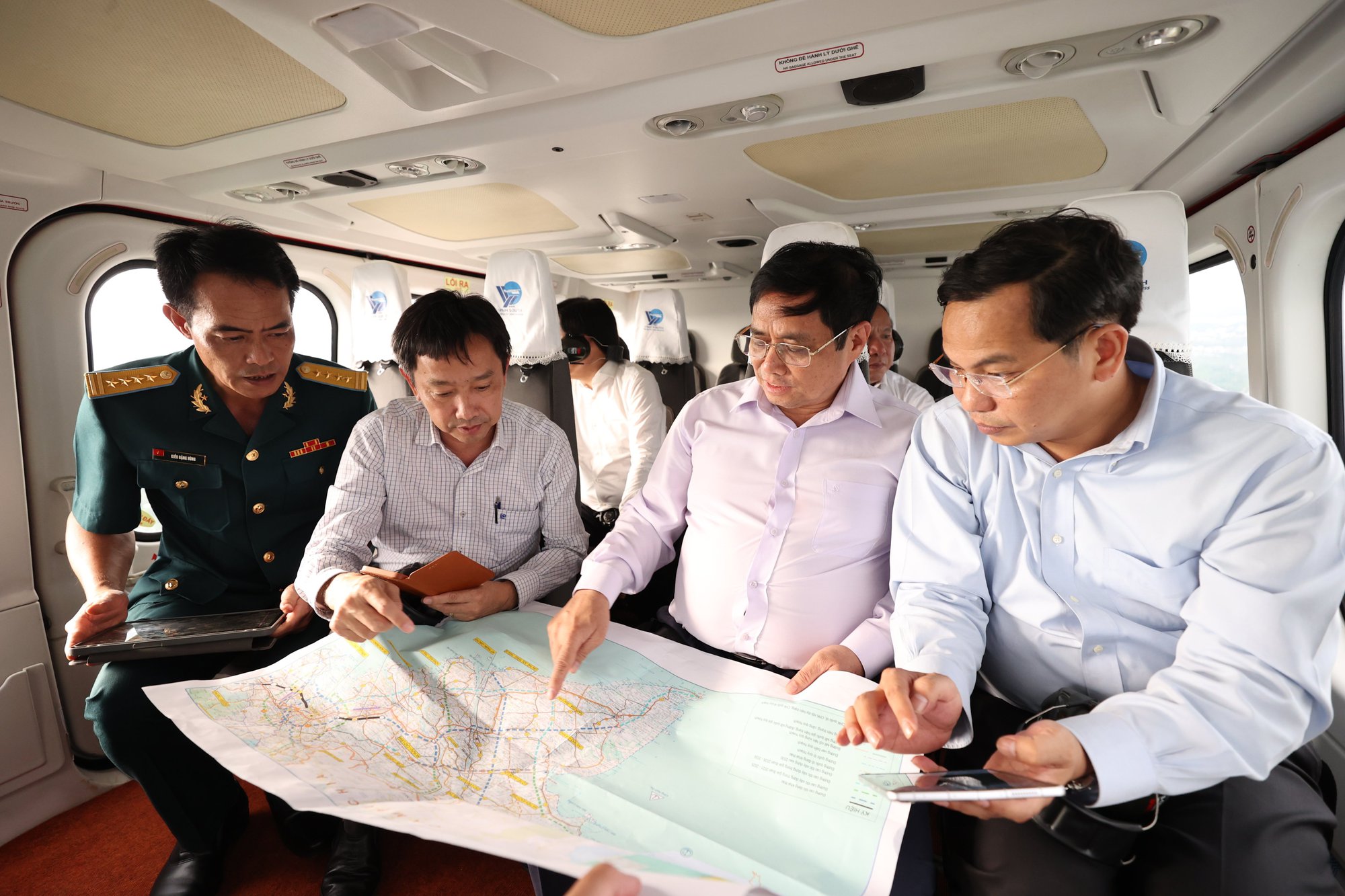Chùm ảnh: Thủ tướng khảo sát Đồng bằng sông Cửu Long từ trên cao - Ảnh 3. Chùm ảnh: Thủ tướng khảo sát Đồng bằng sông Cửu Long từ trên cao - Ảnh 3.