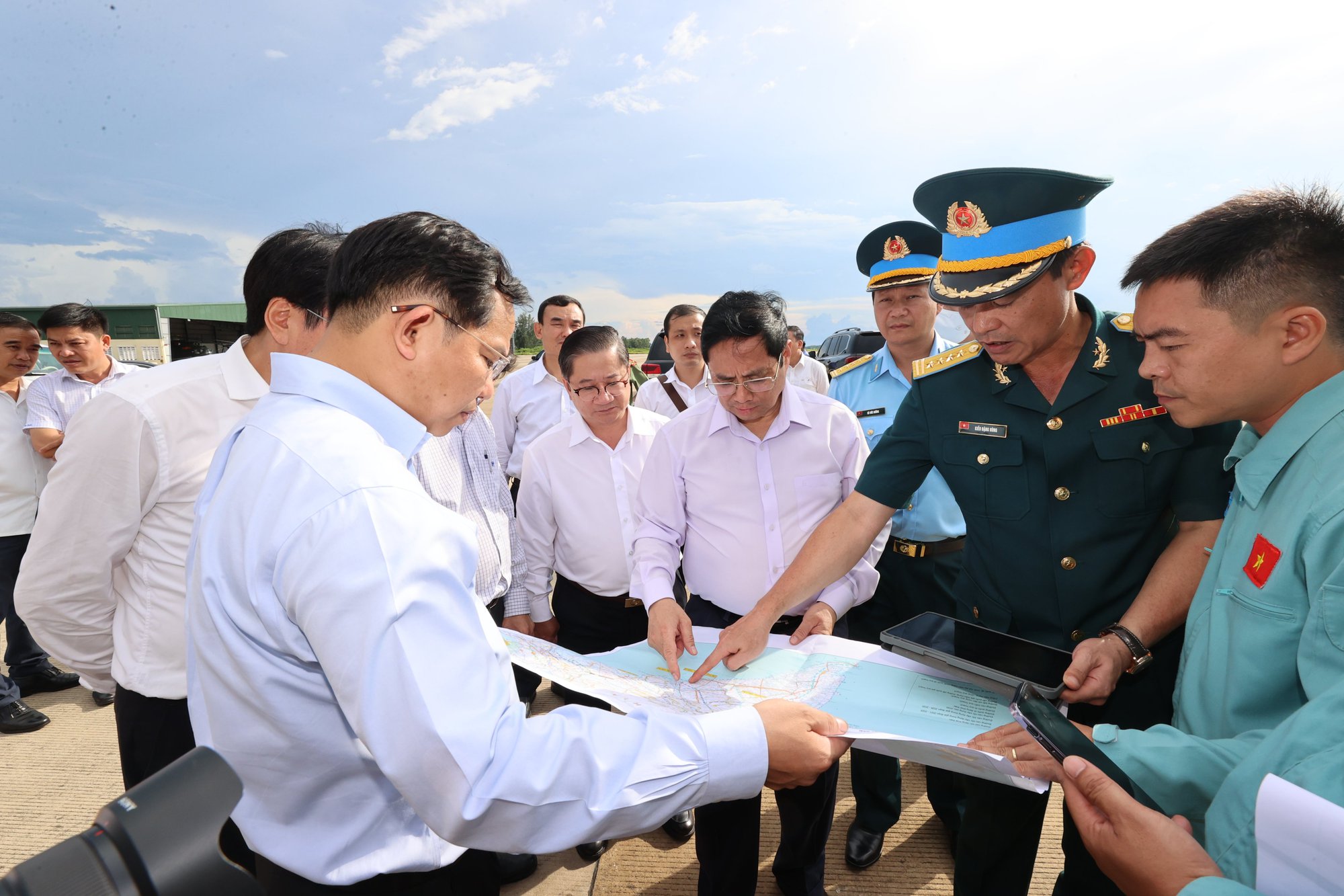 Chùm ảnh: Thủ tướng khảo sát hướng tuyến 2 cao tốc tại ĐBSCL bằng trực thăng - Ảnh 6. Chùm ảnh: Thủ tướng khảo sát hướng tuyến 2 cao tốc tại ĐBSCL bằng trực thăng - Ảnh 6.