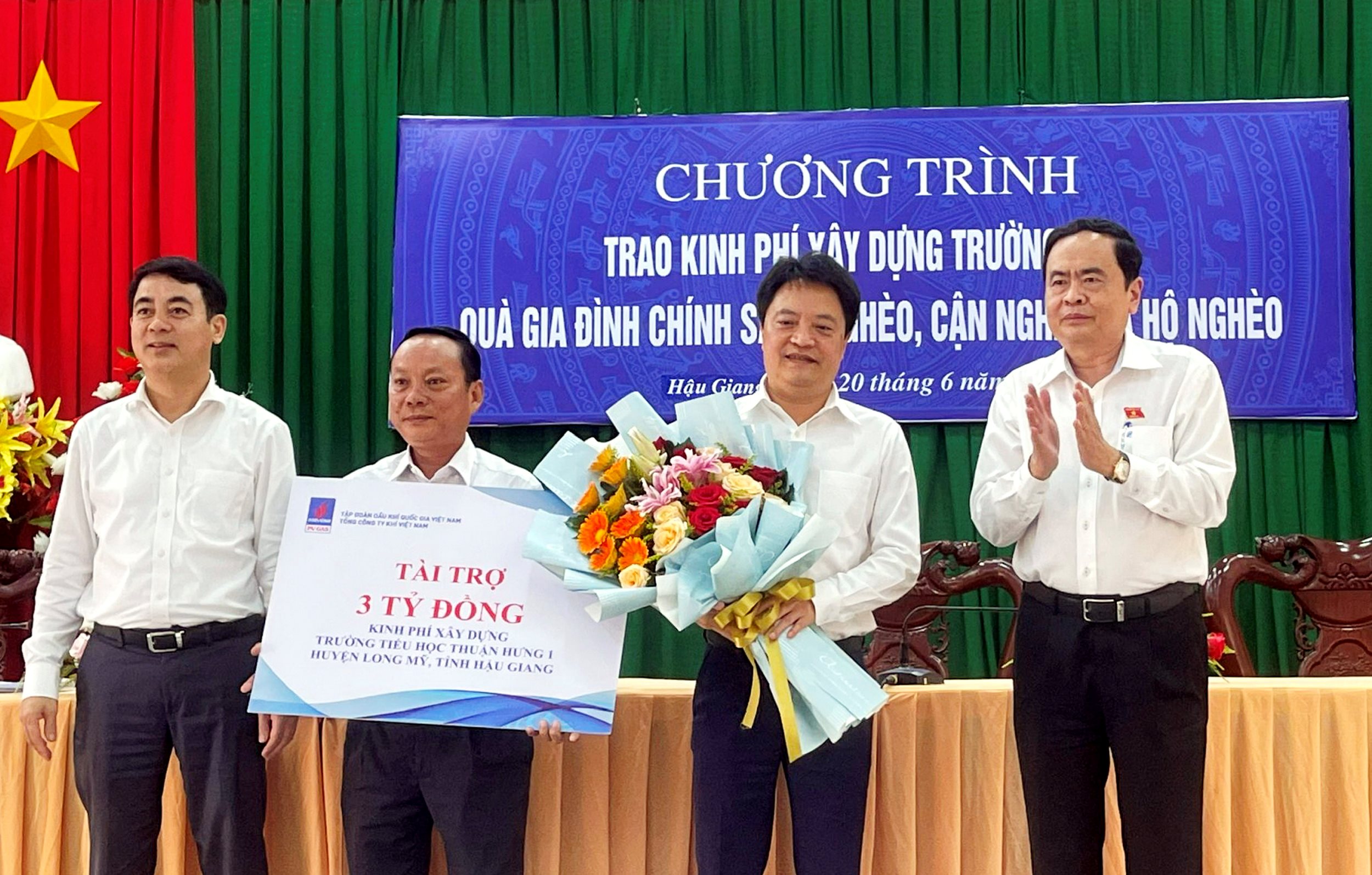 1.-tang-hoa-cho-nha-tai-tro.jpg