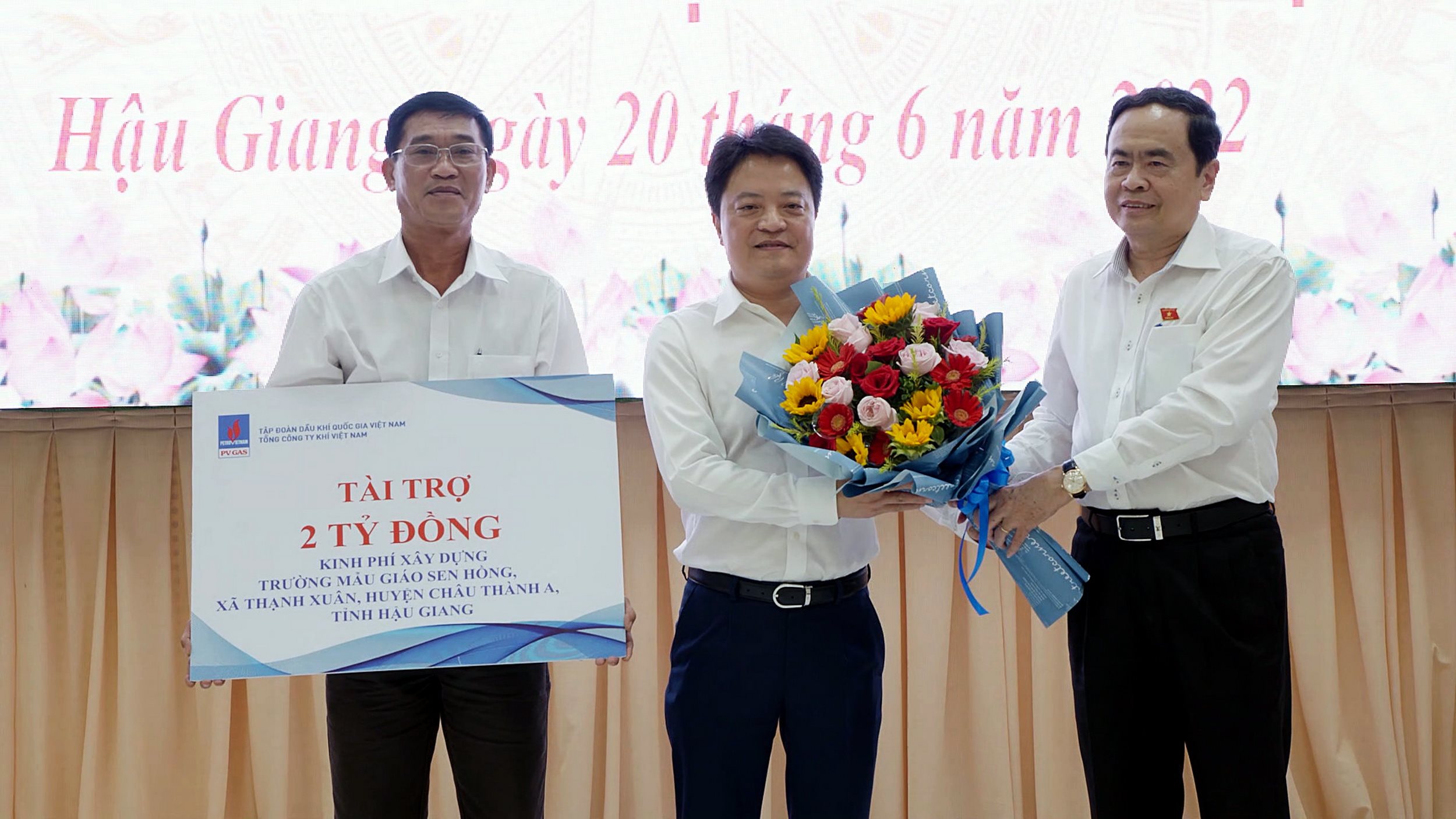 2.-trao-tang-tai-tro.jpg