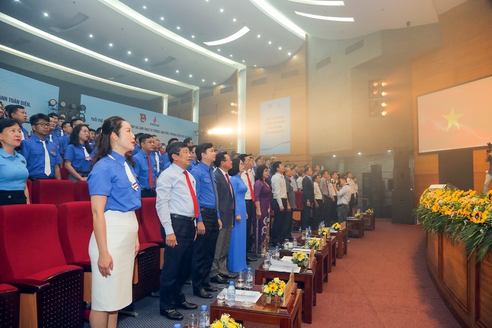 cac-dai-bieu-thuc-hien-nghi-thuc-chao-co.jpg