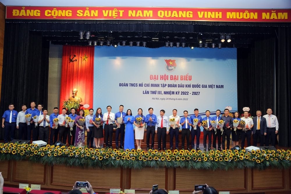 chia-tay-tri-an-cac-dong-chi-uy-vien-ban-chap-hanh-doan-thanh-nien-tap-doan-khoa-ii-khong-tai-cu.jpg