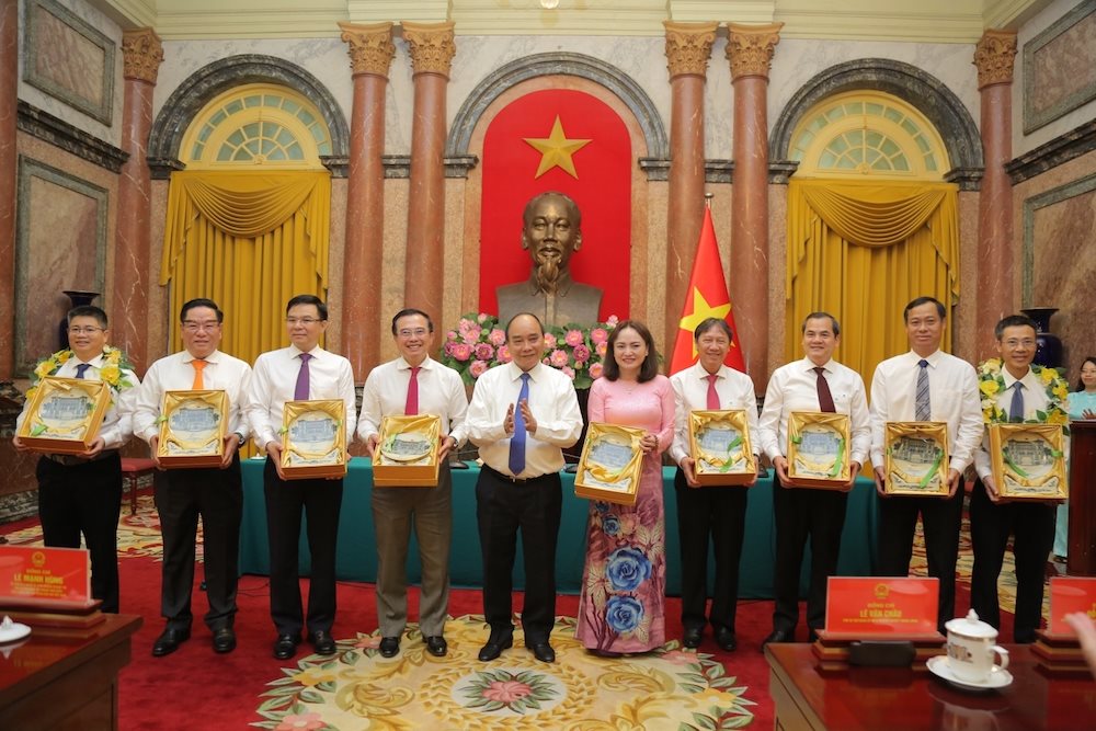 chu-tich-nuoc-nguyen-xuan-phuc-tang-qua-cac-lanh-dao-can-bo-cong-doan-tieu-bieu.jpg