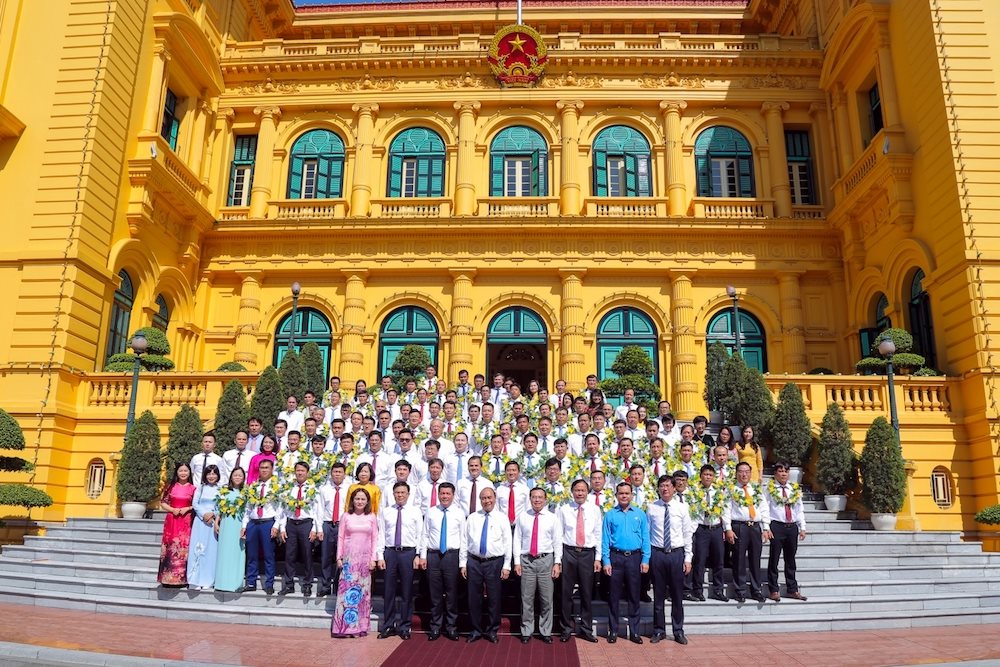 chu-tich-nuoc-nguyen-xuan-phuc-voi-cac-dai-bieu-lanh-dao-can-bo-nguoi-lao-dong-tieu-bieu-nganh-dau-khi.jpg