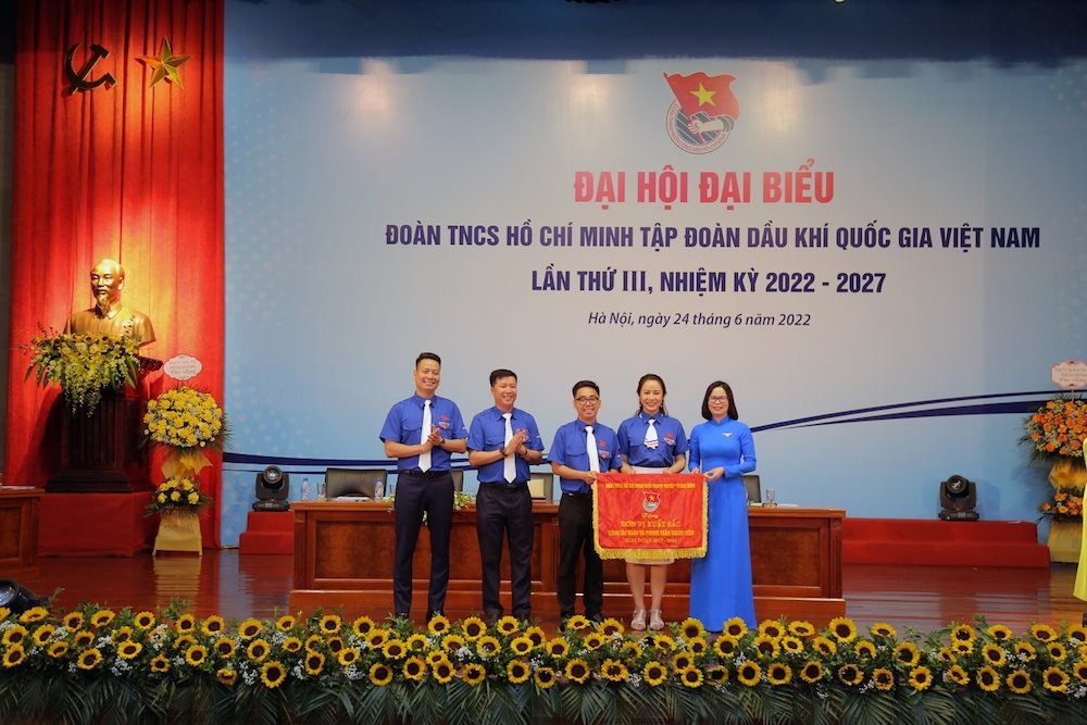 doan-thanh-nien-tap-doan-don-nhan-co-thi-dua-cua-doan-khoi-dntw.jpg