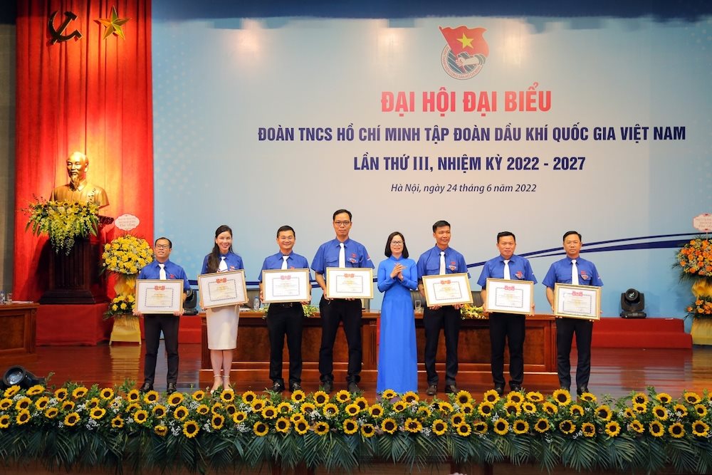 dong-chi-hoang-thi-minh-thu-bi-thu-doan-khoi-dntw-trao-tang-bang-khen-cua-doan-khoi-cho-cac-tap-the-xuat-sac.jpg