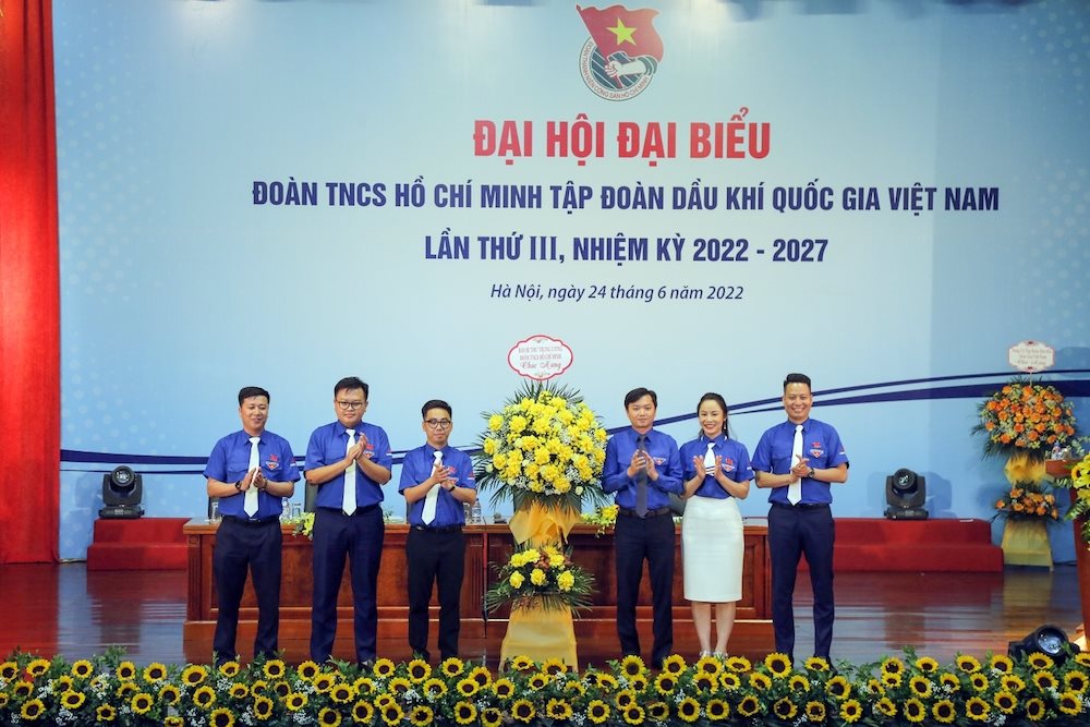 dong-chi-nguyen-minh-triet-bi-thu-tw-doan-thay-mat-ban-bi-thu-tw-doan-tang-hoa-chuc-mung-dai-hoi.jpg