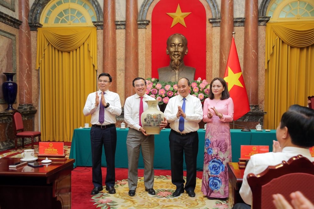 lanh-dao-tap-doan-cong-doan-dau-khi-viet-nam-don-nhan-qua-tang-cua-chu-tich-nuoc.jpg