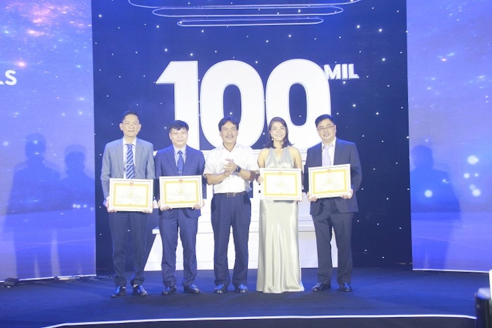 thanh-vien-hdtv-petrovietnam-nguyen-hung-dung-trao-bang-khen-cua-tap-doan-cho-cac-tap-the-xuat-sac-cua-hoang-long-joc.jpg