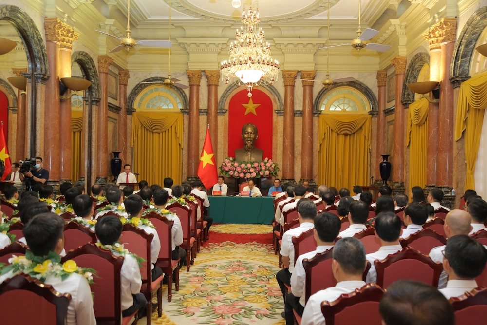toan-canh-buoi-gap-mat.jpg