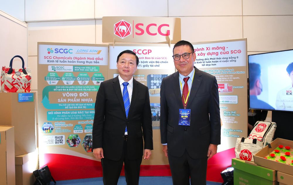 hinh-3-ong-tran-hong-ha-trai-bo-truong-bo-tai-nguyen-va-moi-truong-va-ong-roongrote-rangsiyopash-tham-quan-mo-hinh-trien-lam-kinh-te-tuan-hoan-cua-scg..jpg