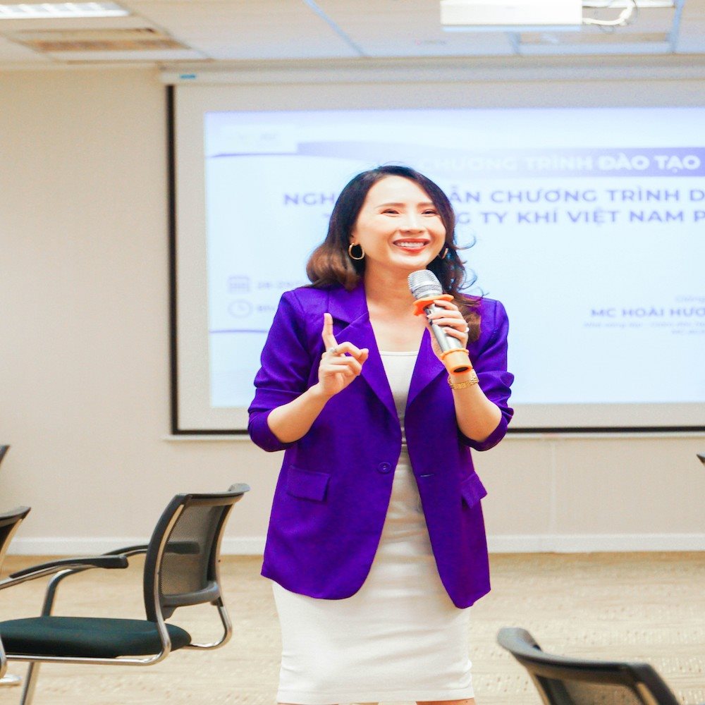 1.-mc-hoai-huong.jpg