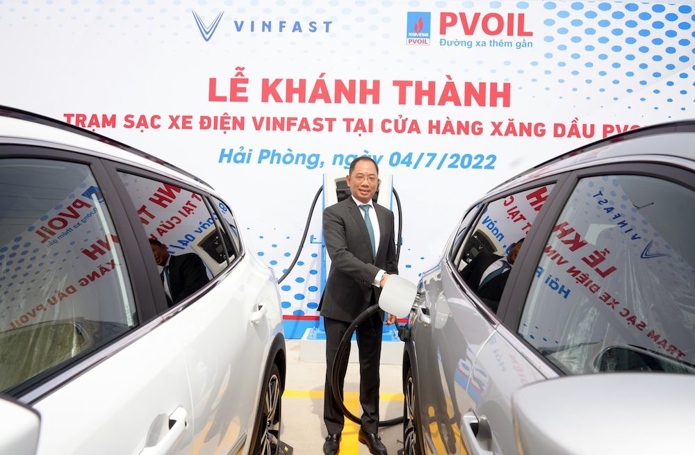 tram-sac-pvoil_ong-cao-hoai-duong-sac-xe-e34.jpg