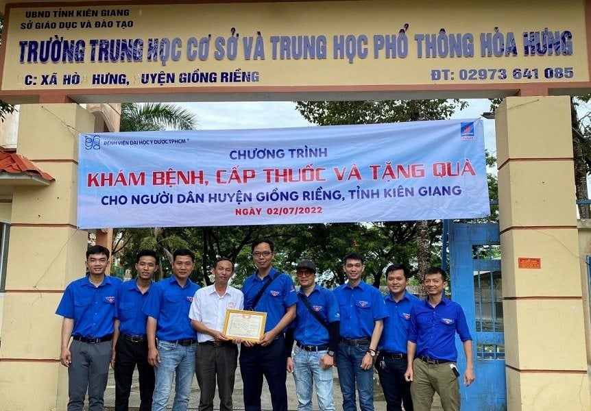 2.-trao-chung-nhan-ho-tro.jpg