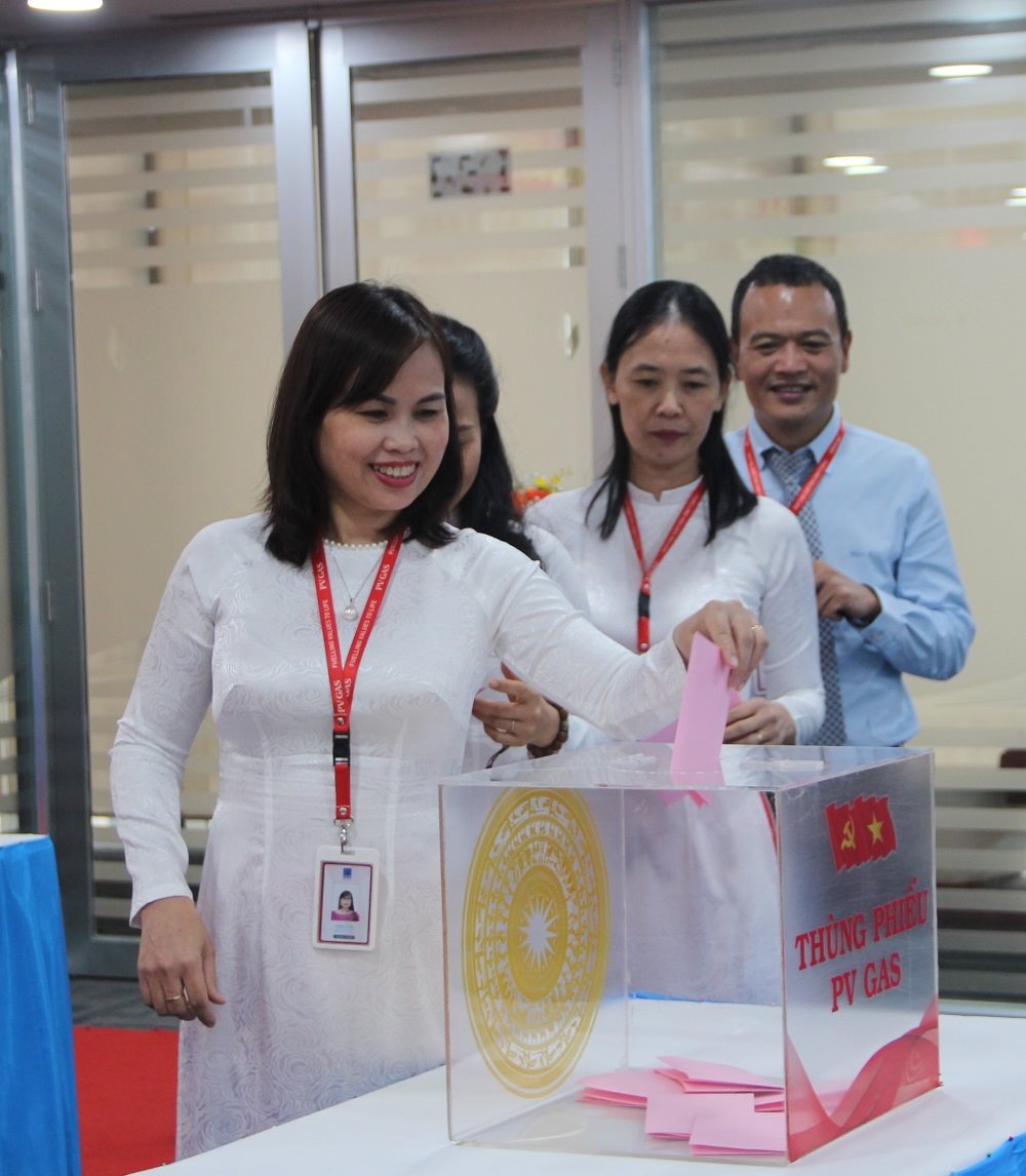 cb3.-thuc-hien-bau-cu.jpg