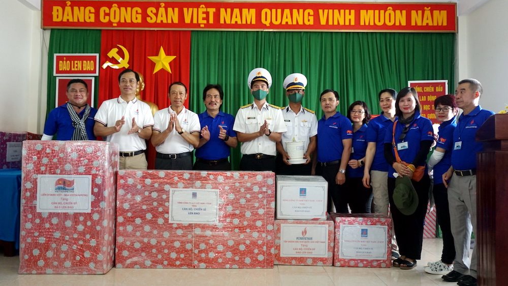 cd2.-tang-qua-dao-len-dao.jpg