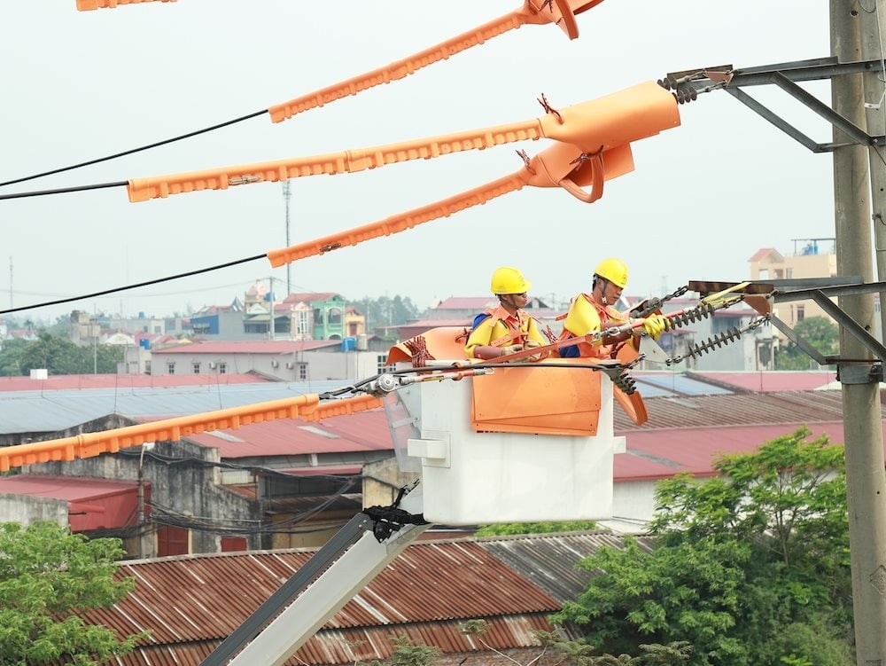 anh-nguyen-van-duong-ben-phai-cong-nhan-doi-hotline-hung-yen-.jpg