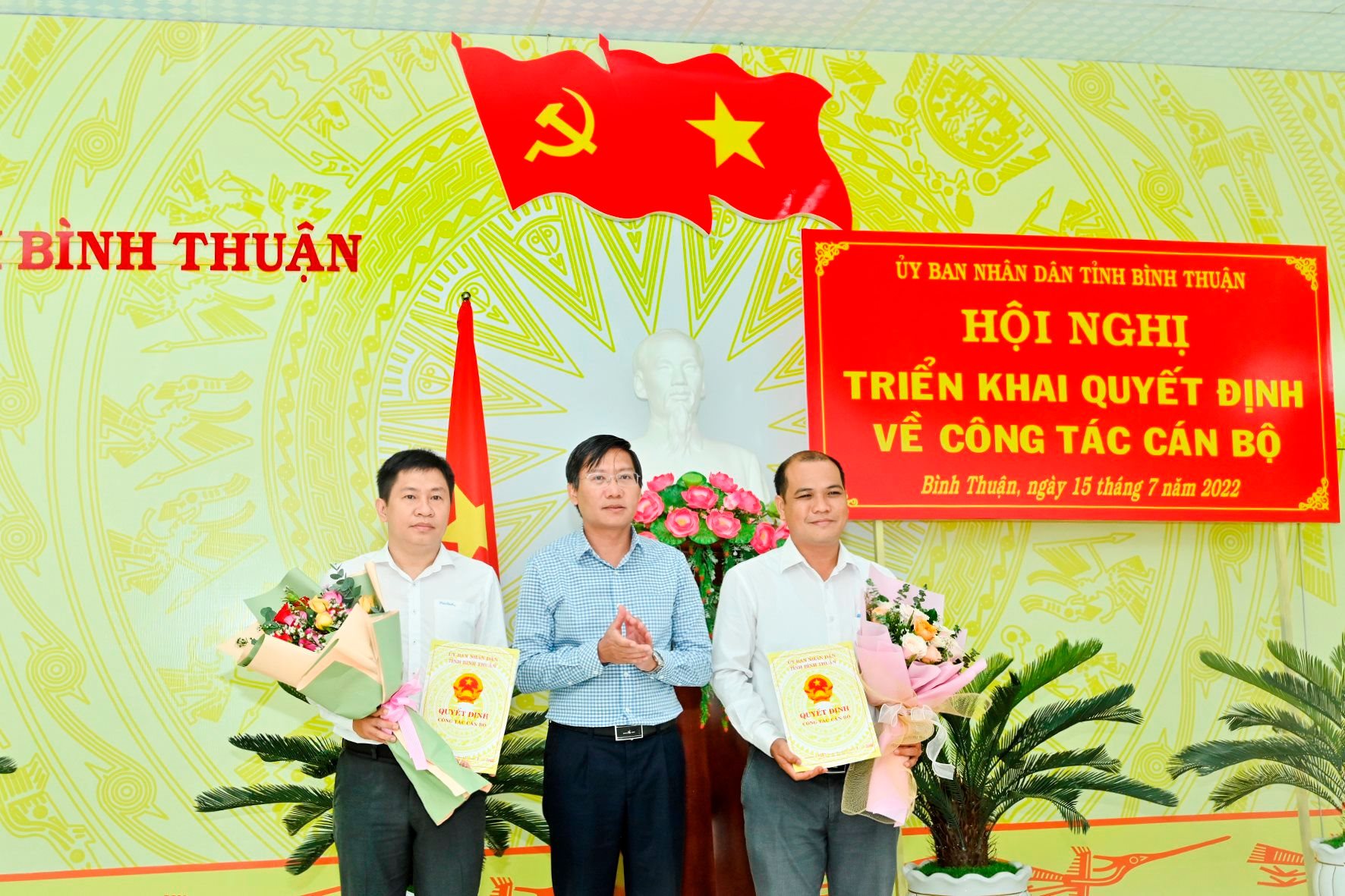 chu-tich-ubnd-tinh-le-tuan-phong-trao-quyet-dinh-cho-ong-tran-nguyen-loc-va-ong-vo-thanh-cong.jpg