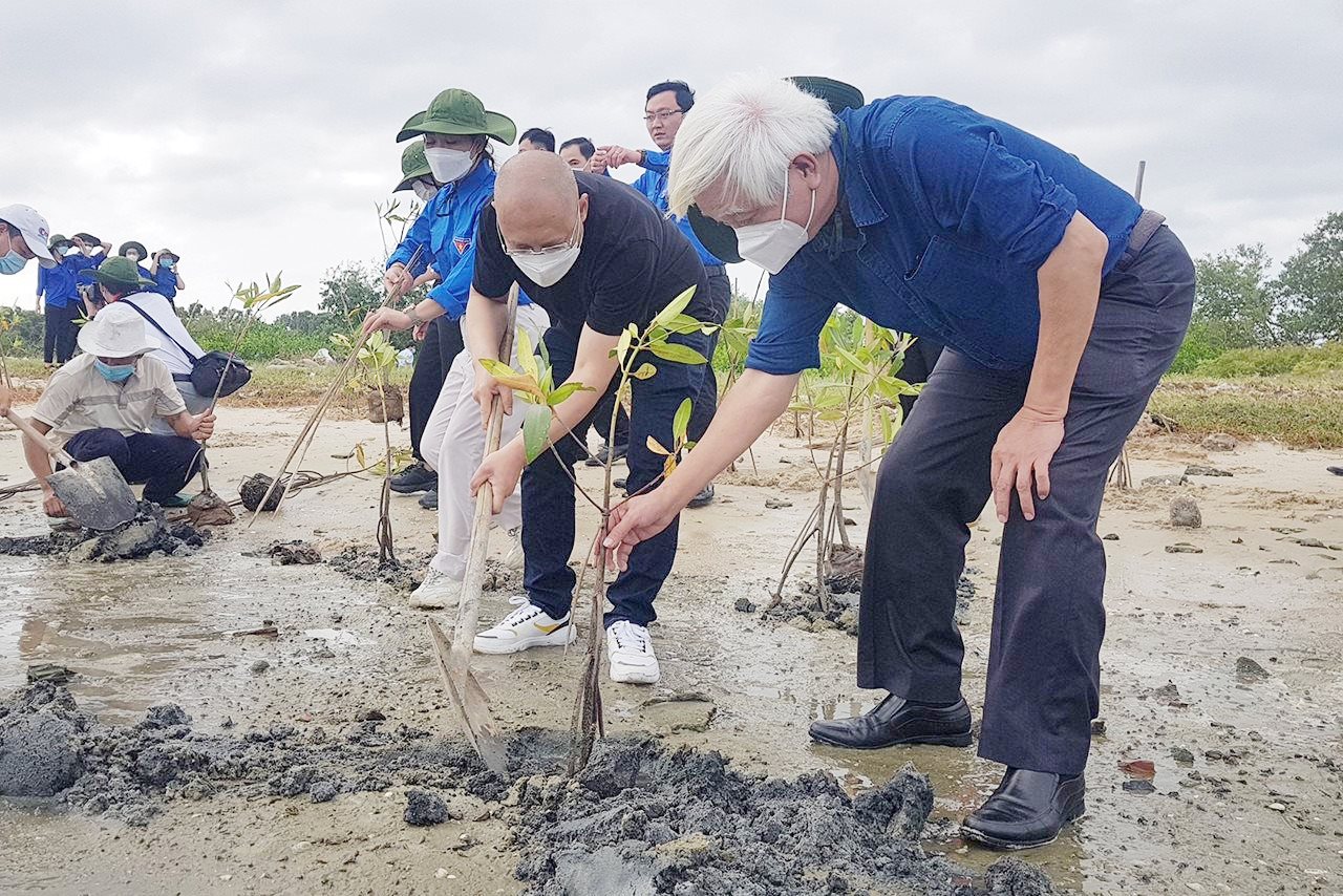 nha-su-hoc-duong-trung-quoc-cung-tong-bien-tap-bao-tai-nguyen-va-moi-truong-hoang-manh-ha-tham-gia-chuong-trinh-trong-cay-rung-ngap-man-thich-ung-bien-doi-khi-hau....jpg