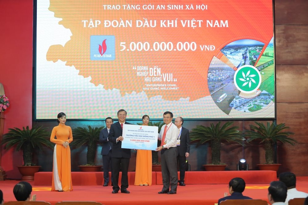 a1.-petrovietnam-va-pv-gas-trao-tang-10-ty-dong-xay-dung-truong-hoc-tai-tinh-hau-giang.jpg