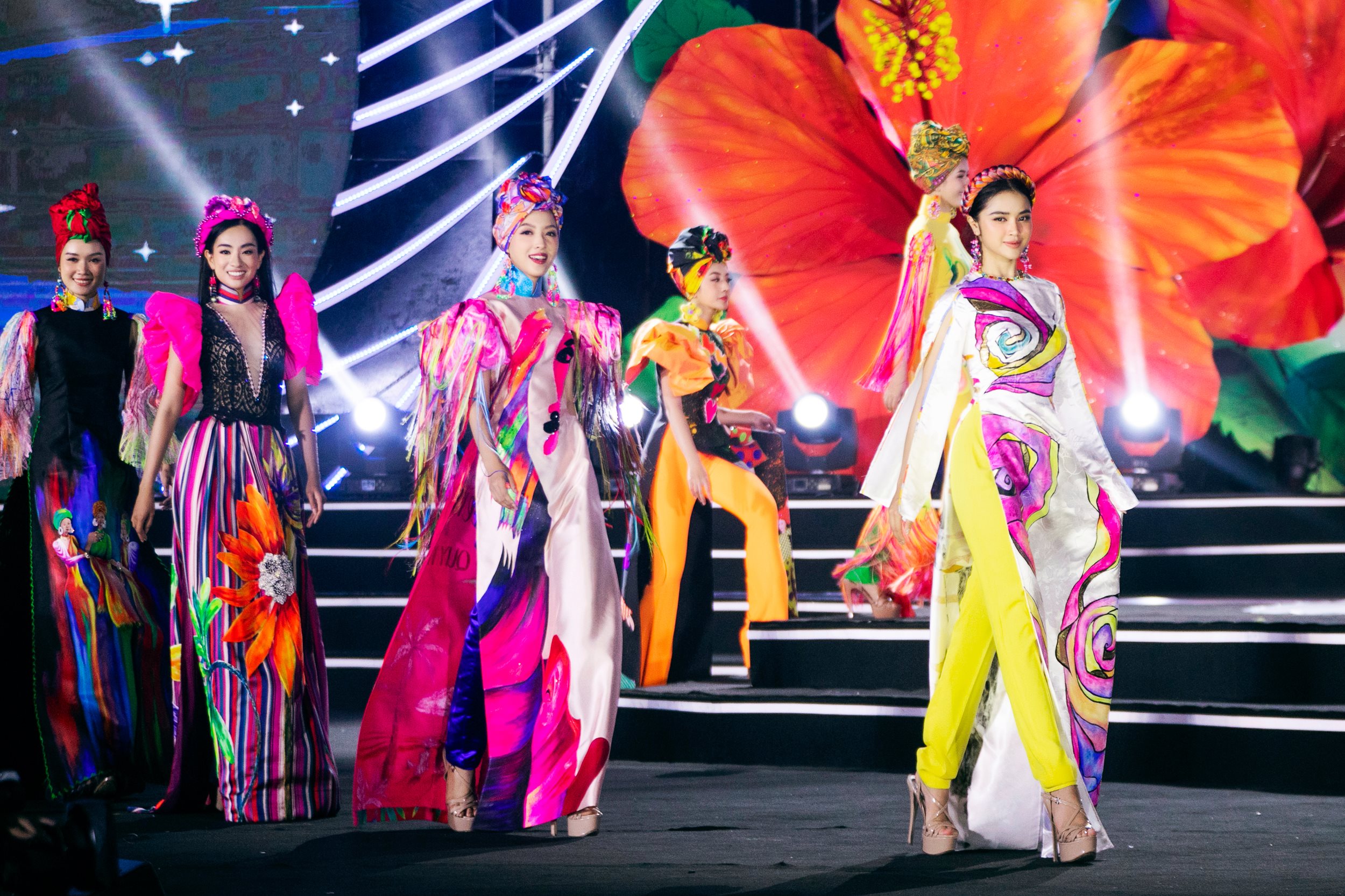 cac-thi-sinh-miss-world-trinh-dien-ao-dai.jpeg