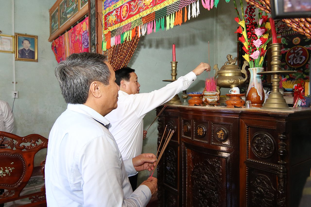 small_me-vnah_thap-huong.jpg
