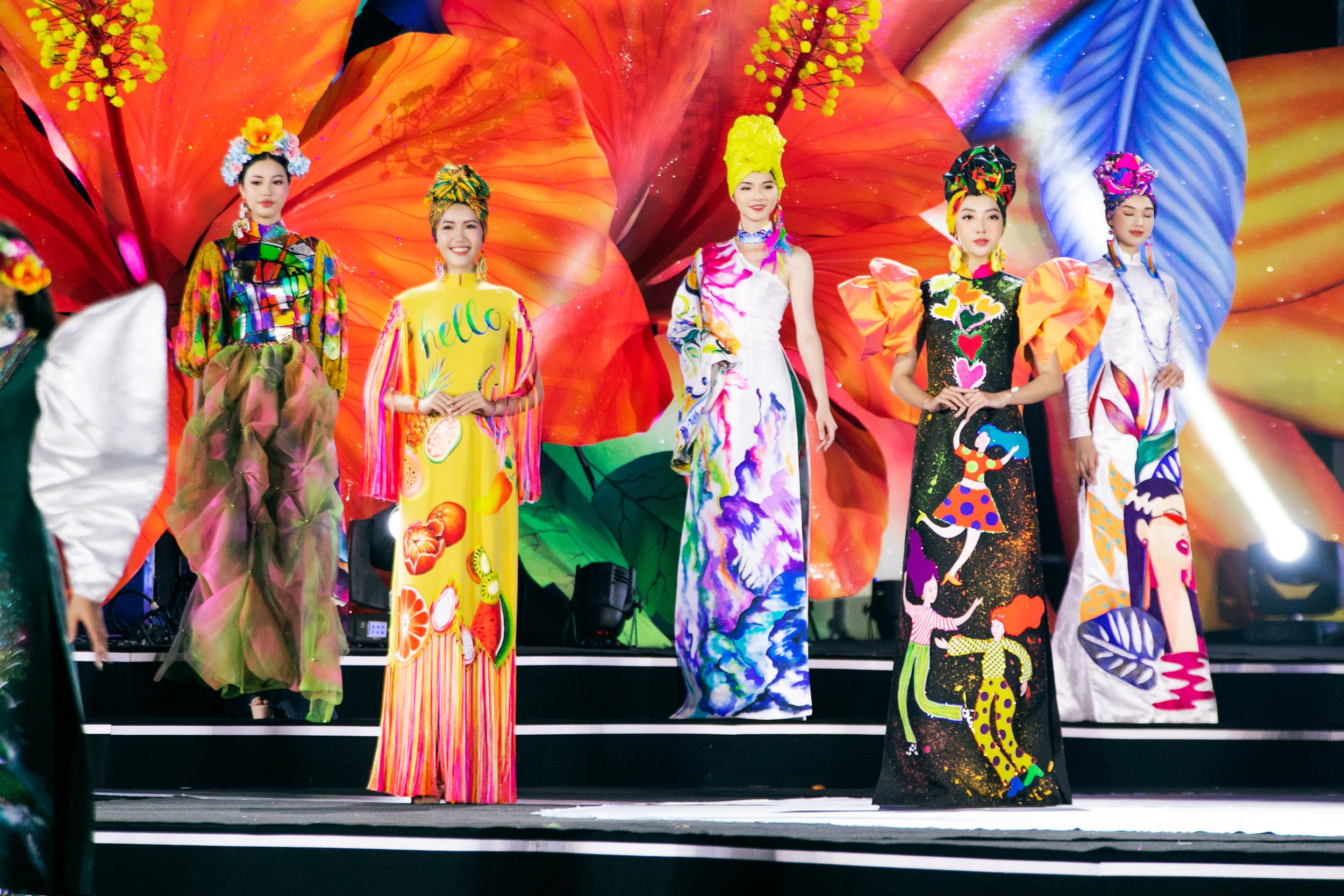 thi-sinh-miss-world-trinh-dien-ao-dai-1-.jpeg