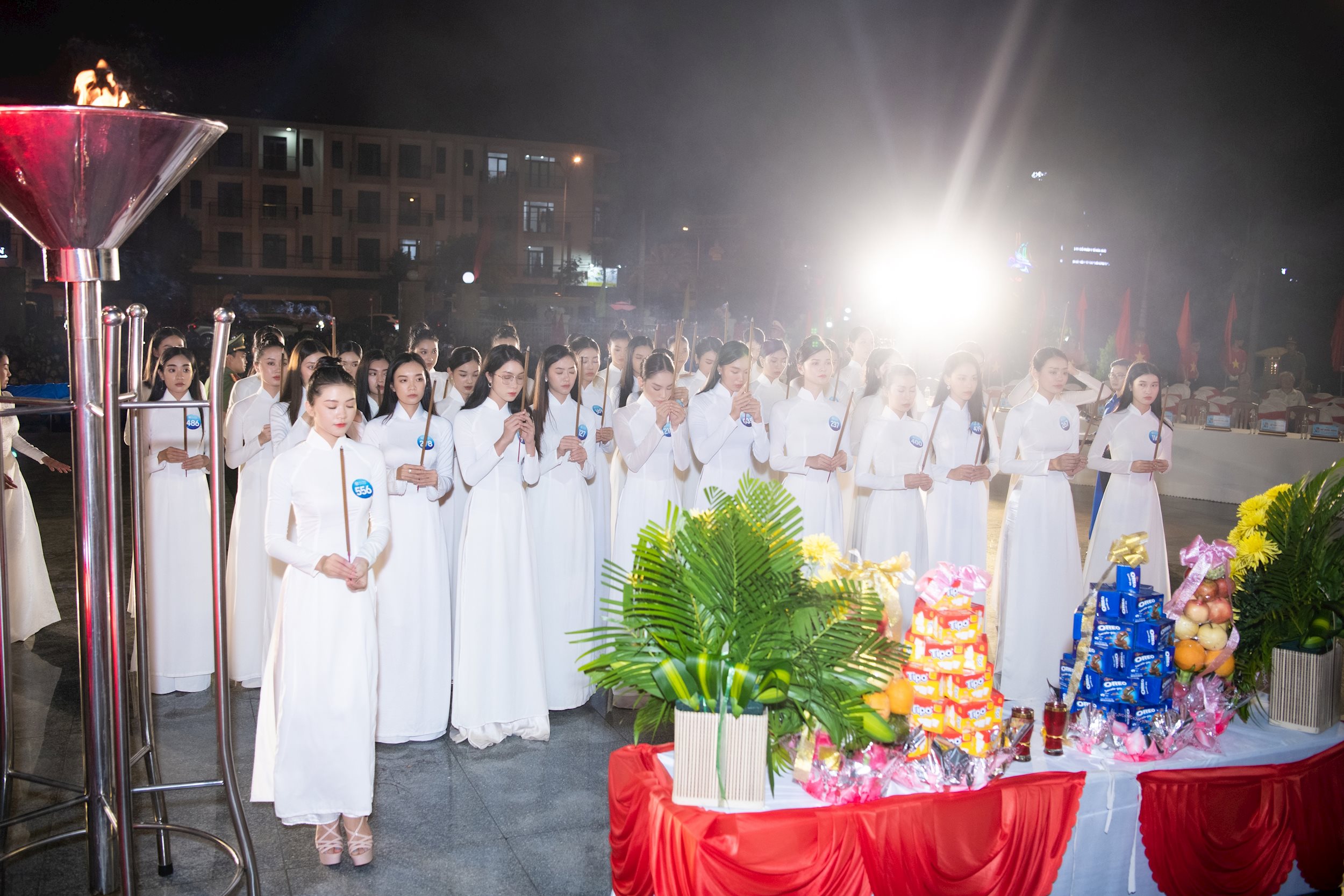 mwvn22-dang-huong-dang-hoa-tai-nghia-trang-liet-si-6-.jpg