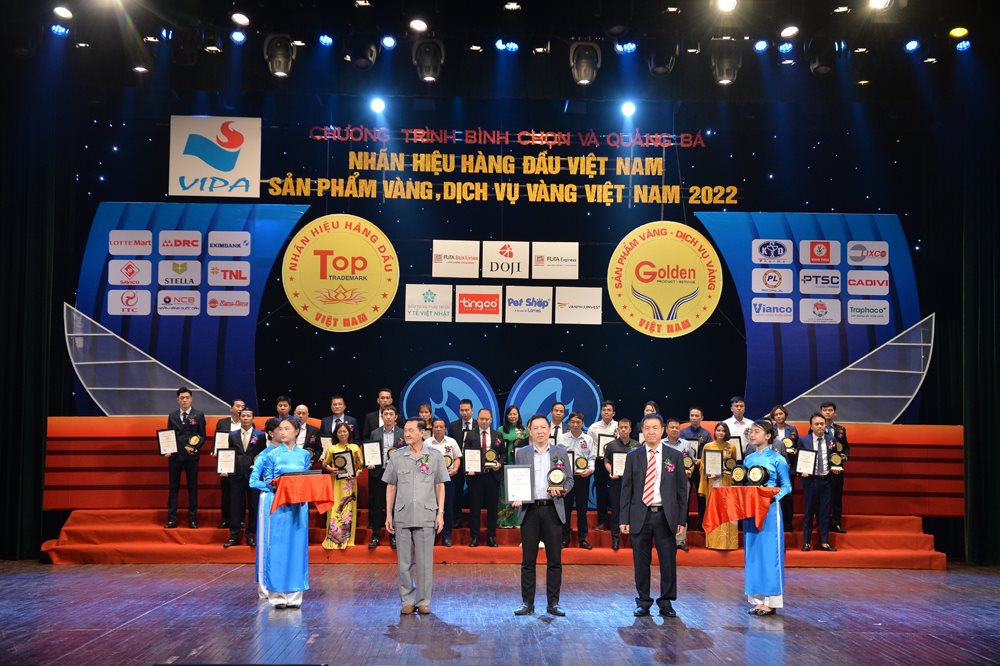 dai-dien-cong-ty-co-phan-masan-high-tech-materials-nhan-cu-dup-giai-thuong.jpg