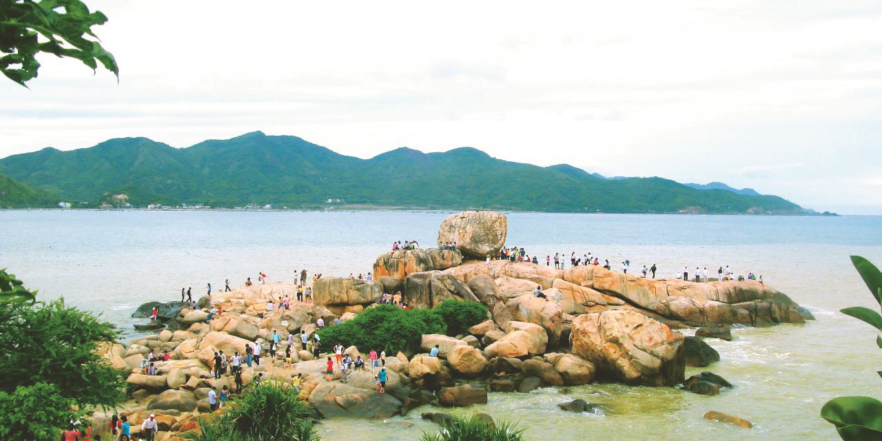 hon-chong-nha-trang-la-noi-duoc-nhieu-du-khach-chon-la-diem-den-de-kham-pha.jpg