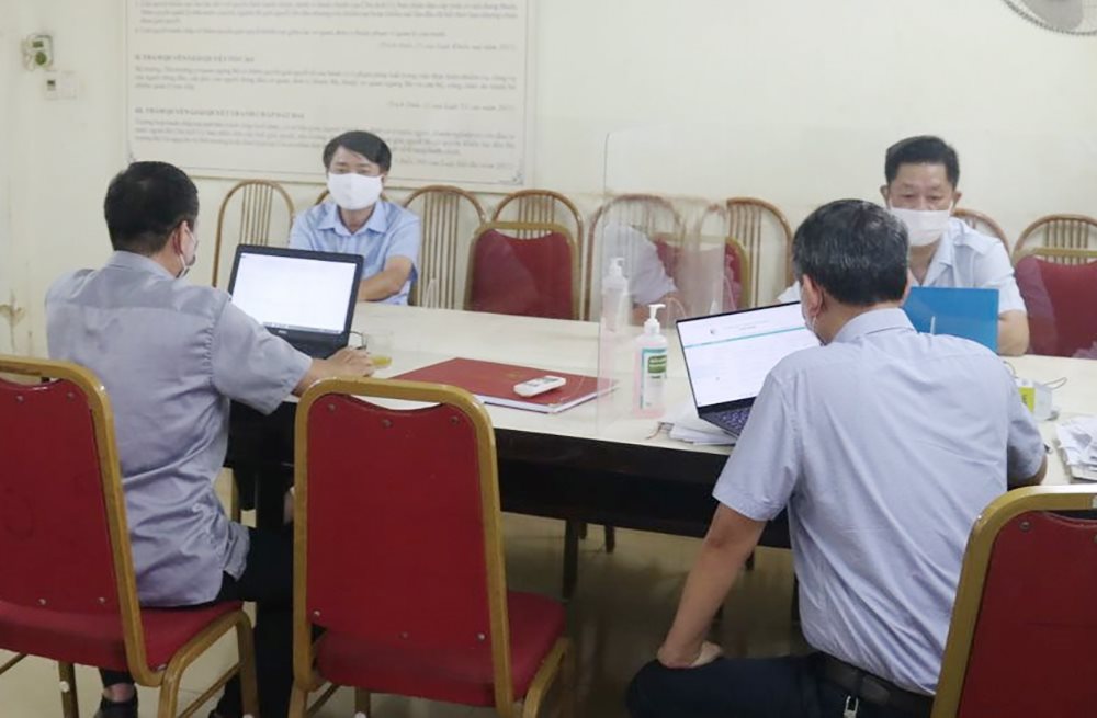 cac-thanh-tra-vien-phong-tiep-dan-va-xu-ly-don-thu-tiep-cong-dan-dot-covid-19-nam-2021.jpg