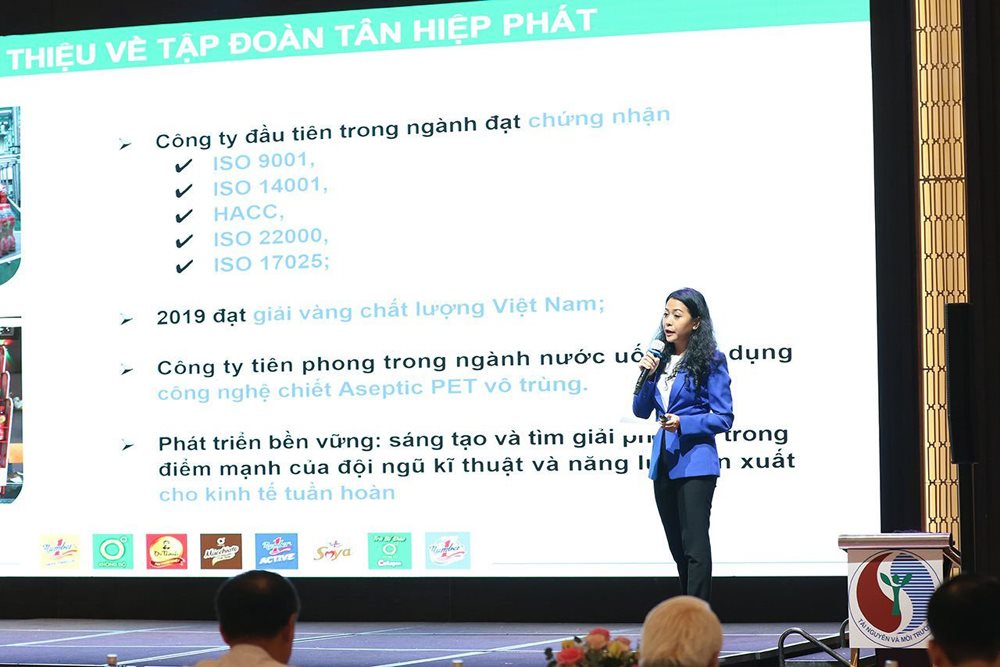 anh-1-ba-tran-uyen-phuong-p.tgd-tap-doan-tan-hiep-phat-trinh-bay-tham-luan-tai-dien-dan..jpg