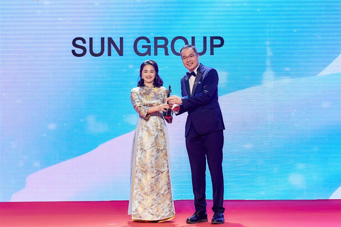 ba-vu-thi-xuan-thu-truong-ban-nhan-su-tap-doan-sun-group-nhan-giai-thuong-noi-lam-viec-tot-nhat-chau-a-1-.jpg