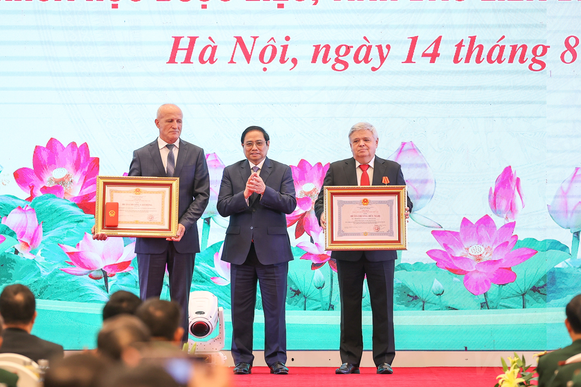 Phấn đấu làm chủ hoàn toàn công nghệ, hoàn thành xuất sắc nhiệm vụ đặc biệt quan trọng, thiêng liêng, cao cả, có ý nghĩa vô cùng to lớn* - Ảnh 3. Phấn đấu làm chủ hoàn toàn công nghệ, hoàn thành xuất sắc nhiệm vụ đặc biệt quan trọng, thiêng liêng, cao cả, có ý nghĩa vô cùng to lớn* - Ảnh 3.