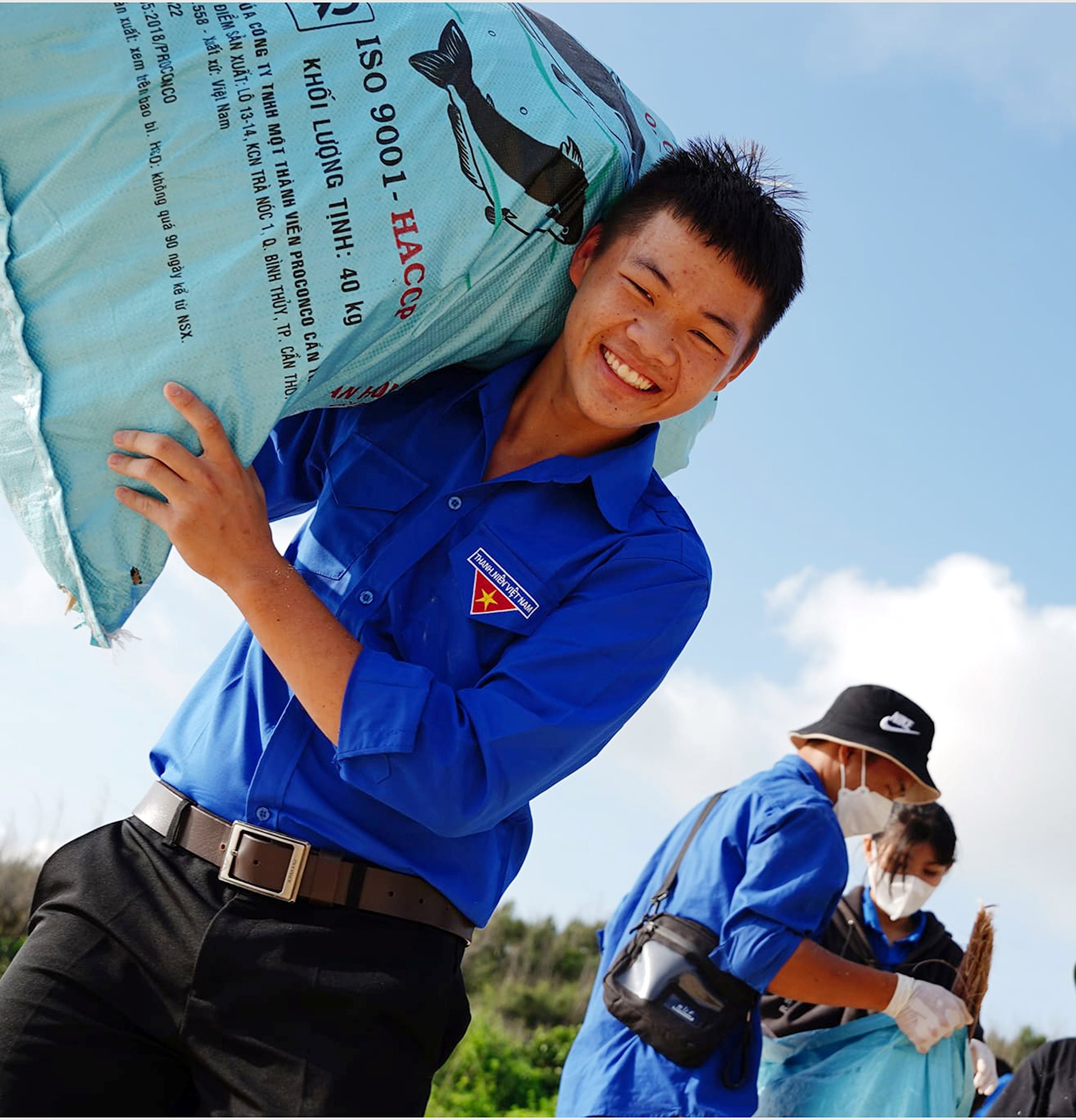 nu-cuoi-tinh-nguyen-vien-khi-tham-gia-chien-dich-mua-he-xanh-2022.jpg
