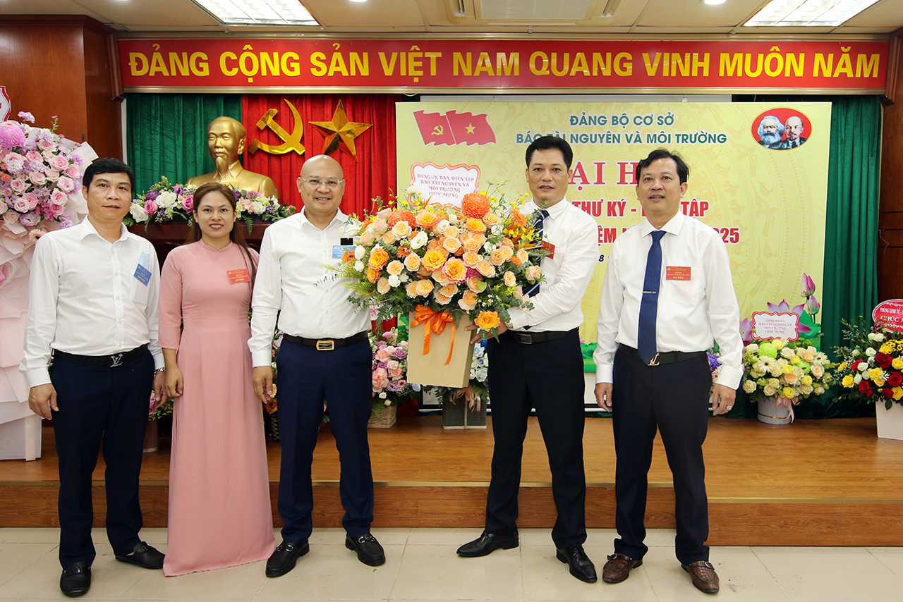 20220818_dh-chi-bo-tkbt_ban-bt-tang-hoa.jpg