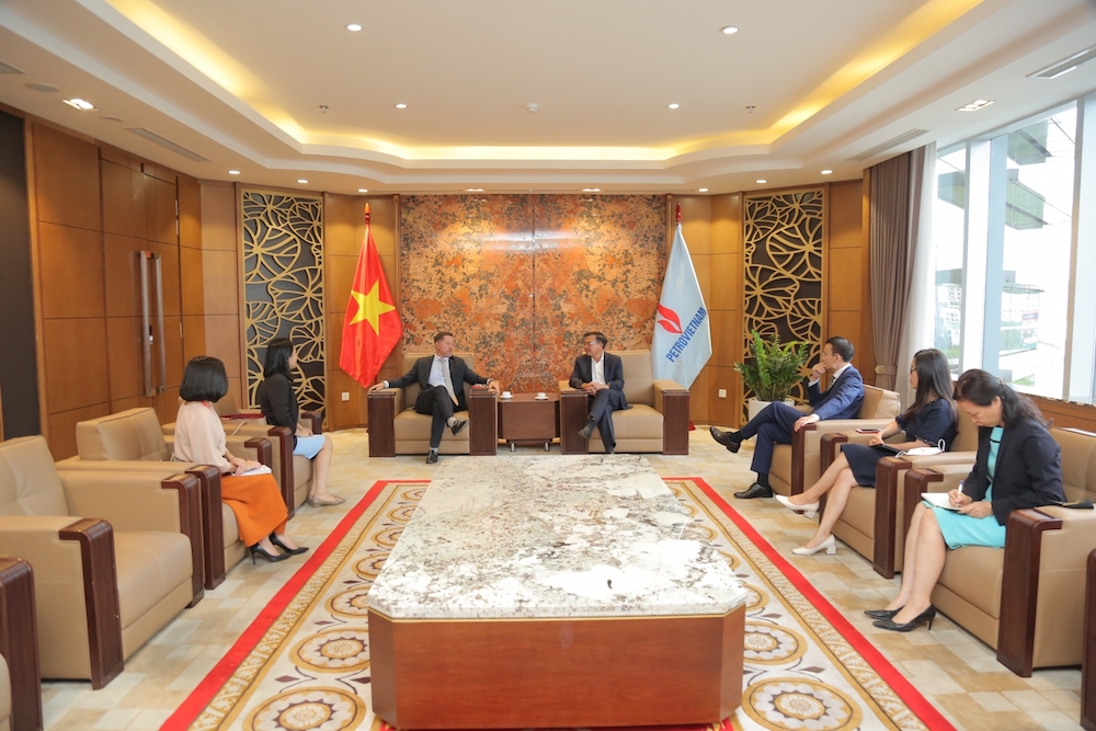 petrovietnam-va-hsbc-tang-cuong-hop-tac-trong-linh-vuc-nang-luong-tai-tao_1.jpeg